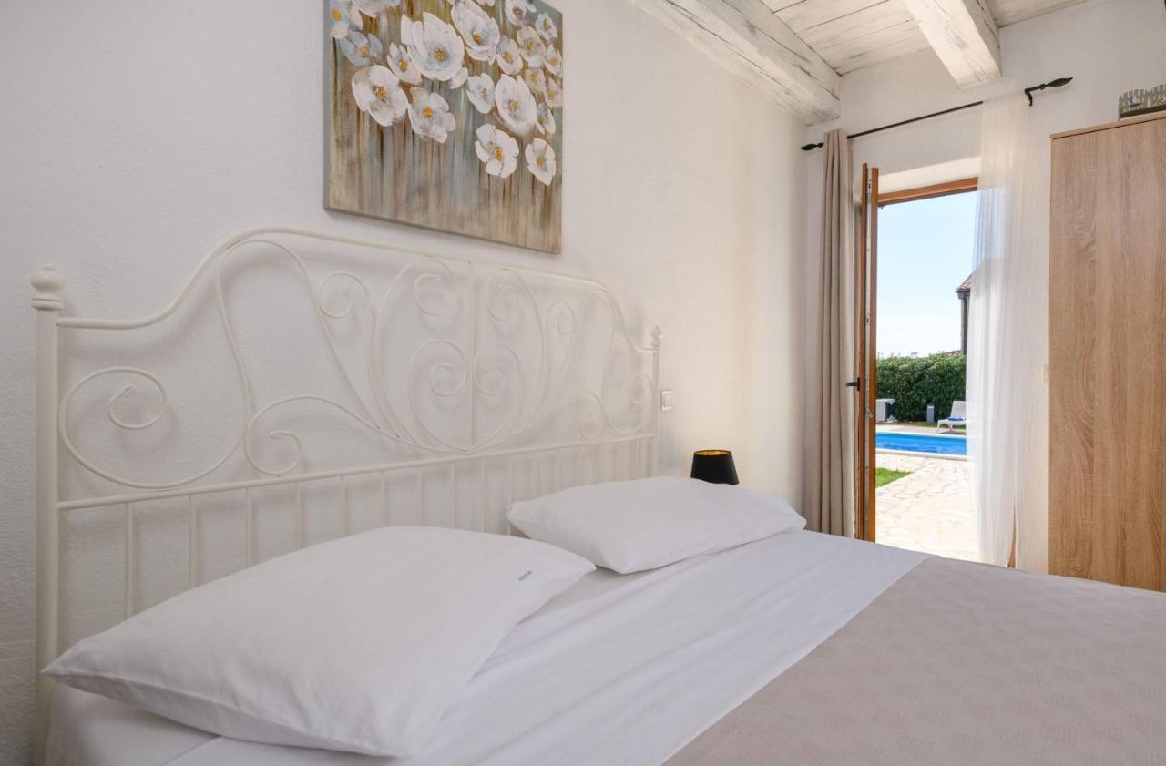 Paradis Villa Stone Queen With Heated Pool Butkovici  Exterior photo