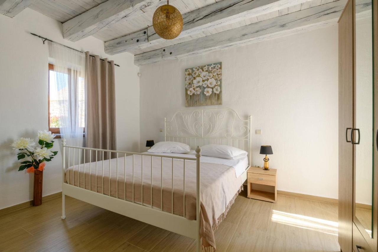 Paradis Villa Stone Queen With Heated Pool Butkovici  Exterior photo
