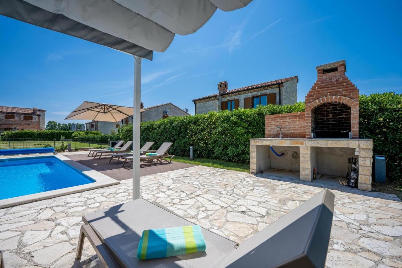 Paradis Villa Stone Queen With Heated Pool Butkovici  Exterior photo